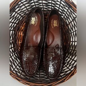 NWOT SAS Dark Brown Croc-Embossed Loafers